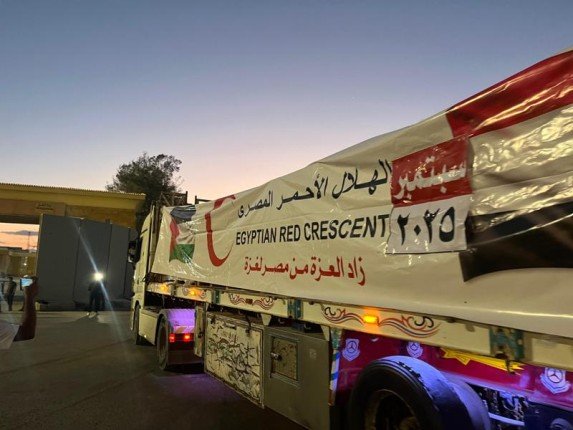 الهلال الأحمر المصري: 2800 طن مساعدات إنسانية وبترولية بقافلة «زاد العزة» إلى غزة الهلال الأحمر المصري: 2800 طن مساعدات إنسانية وبترولية بقافلة «زاد العزة» إلى غزة