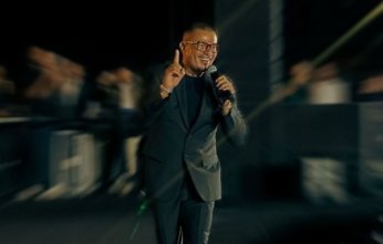 عمرو دياب يتألق في حفل بسفح الأهرامات