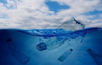 ابتكار ياباني يحدث ثورة في مكافحة التلوث البلاستيكي.. بلاستيك يذوب في البحر خلال ساعة