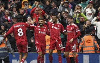 ليفربول يعبر إيفرتون ويتصدر الدوري الإنجليزي بالعلامة الكاملة