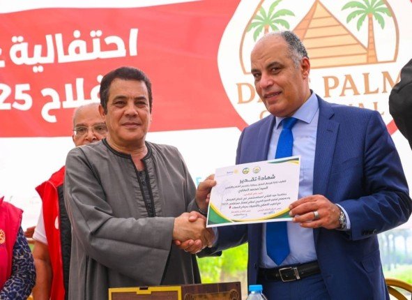 تكريم نقيب الفلاحين الحاج محمد العقاري في كرنفال النخيل بسقارة تقديرا لدوره الوطني تكريم نقيب الفلاحين الحاج محمد العقاري في كرنفال النخيل بسقارة تقديرا لدوره الوطني