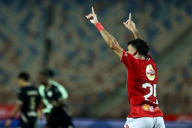 الشناوي يعود لحراسة مرمى الأهلي في القمة.. وزيزو يخضع لاختبار طبي لحسم موقفه الشناوي يعود لحراسة مرمى الأهلي في القمة.. وزيزو يخضع لاختبار طبي لحسم موقفه