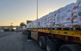 الهلال الأحمر يقدم 2750 طن مساعدات غذائية بقافلة «زاد العزة» الـ 30 إلى غزة