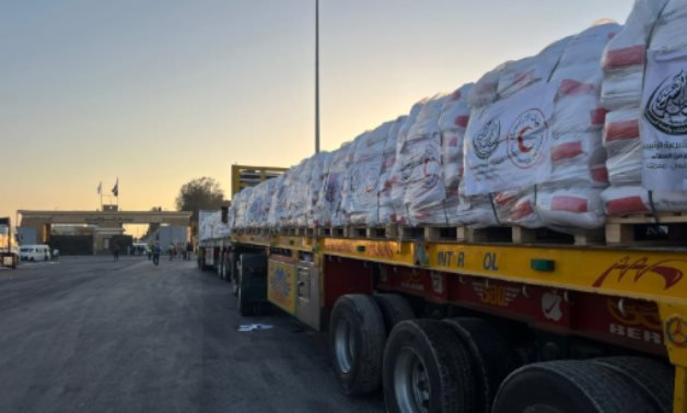 الهلال الأحمر يقدم 2750 طن مساعدات غذائية بقافلة «زاد العزة» الـ 30 إلى غزة الهلال الأحمر يقدم 2750 طن مساعدات غذائية بقافلة «زاد العزة» الـ 30 إلى غزة