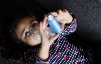 ثورة علاجية: جهاز استنشاق مزدوج يقلل نوبات الربو لدى الأطفال بنسبة 45%