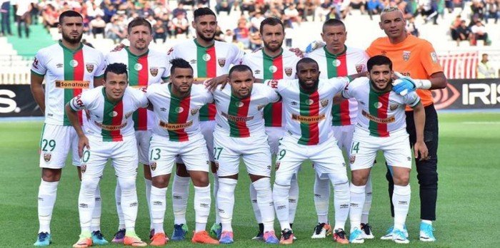 معركة كروية مرتقبة.. بث مباشر لمباراة فاسل ومولودية الجزائر في دوري أفريقيا معركة كروية مرتقبة.. بث مباشر لمباراة فاسل ومولودية الجزائر في دوري أفريقيا