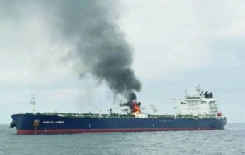 سفينة شحن تتعرض لأضرار بالغة بعد انفجار عبوة ناسفة في خليج عدن