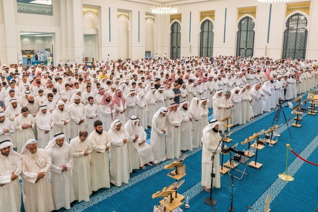 مساجد الكويت تؤدي صلاة الخسوف عملا بالسنة النبوية (صور) مساجد الكويت تؤدي صلاة الخسوف عملا بالسنة النبوية (صور)