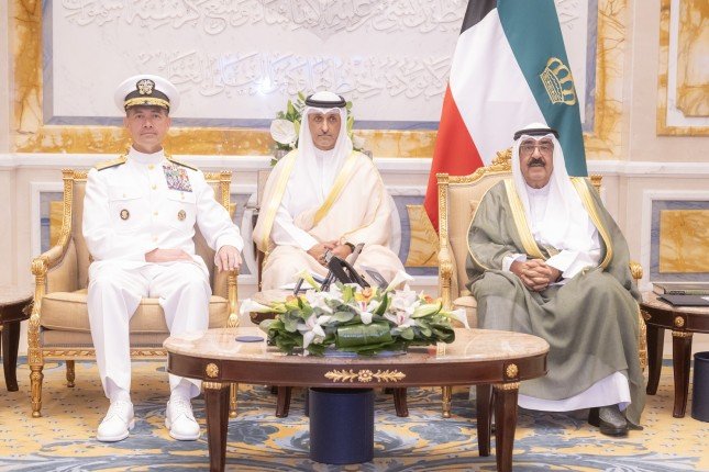 أمير الكويت يستقبل وزير الدفاع وقائد القيادة الأمريكية الوسطى أمير الكويت يستقبل وزير الدفاع وقائد القيادة الأمريكية الوسطى
