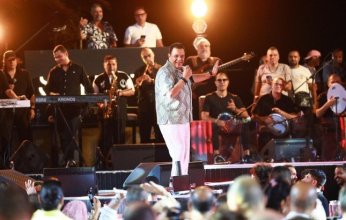 بالصور.. الفنان محمد فؤاد يُشعل الساحل الشمالي بحفل جماهيري ضخم