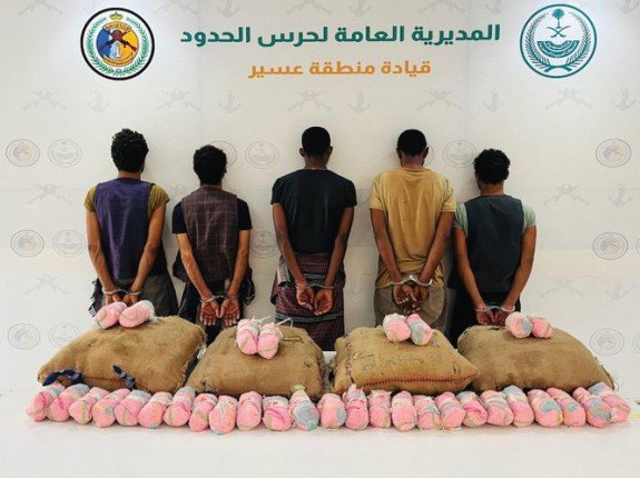 القبض على (5) أشخاص لمحاولتهم تهريب كمية من نبات القات المخدر بمنطقة عسير القبض على (5) أشخاص لمحاولتهم تهريب كمية من نبات القات المخدر بمنطقة عسير