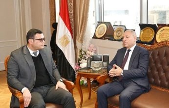 وزير الإسكان يستعرض مع محافظ القاهرة الموقف التنفيذى لعدد من المشروعات