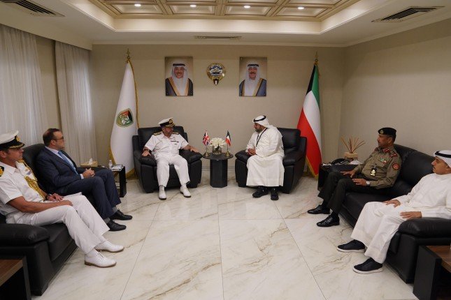 الكويت.. وكيل وزارة الدفاع يبحث تعزيز التعاون مع مستشار الدفاع البريطاني لشؤون الشرق الأوسط الكويت.. وكيل وزارة الدفاع يبحث تعزيز التعاون مع مستشار الدفاع البريطاني لشؤون الشرق الأوسط