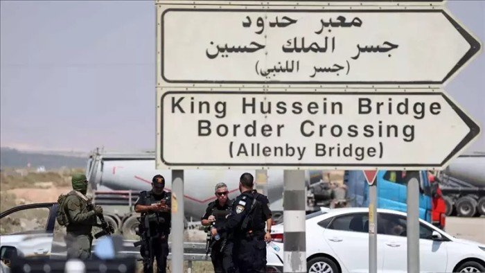 الأردن يعيد فتح جسر الملك حسين أمام حركة المسافرين ويُبقي معبر الشحن مغلقًا الأردن يعيد فتح جسر الملك حسين أمام حركة المسافرين ويُبقي معبر الشحن مغلقًا