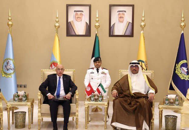 الكويت وتونس تبحثان سبل تعزيز التعاون العسكري بين البلدين الكويت وتونس تبحثان سبل تعزيز التعاون العسكري بين البلدين