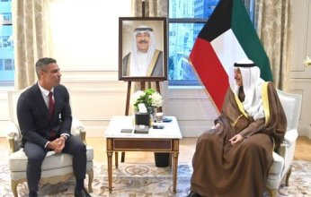 ولي العهد الكويتي يستقبل عمدة مدينة ميامي الأمريكية