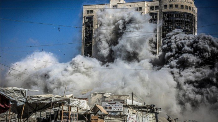 الاحتلال الإسرائيلي يكثف قصفه ويفجر الأبراج السكنية بمدينة غزة الاحتلال الإسرائيلي يكثف قصفه ويفجر الأبراج السكنية بمدينة غزة