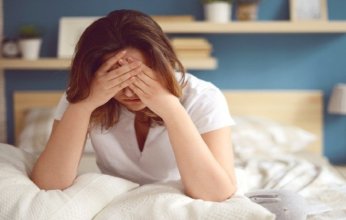 نقص السوائل يفسر الشعور بالإرهاق صباحًا