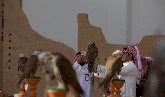 معرض الصقور والصيد بالسعودية.. تجربة فريدة واقبال كبير لهواة الموروث الثقافي والشعبي معرض الصقور والصيد بالسعودية.. تجربة فريدة واقبال كبير لهواة الموروث الثقافي والشعبي