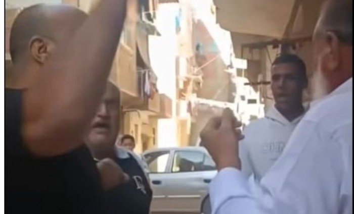 مصر.. حبس المتهمين في «واقعة صفع المسن» بالسويس 4 أيام مصر.. حبس المتهمين في «واقعة صفع المسن» بالسويس 4 أيام