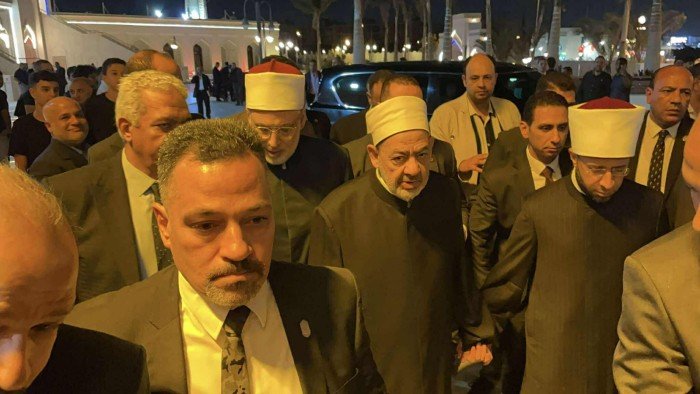شيخ الأزهر يؤدي واجب العزاء في وفاة الدكتور أحمد عمر هاشم شيخ الأزهر يؤدي واجب العزاء في وفاة الدكتور أحمد عمر هاشم