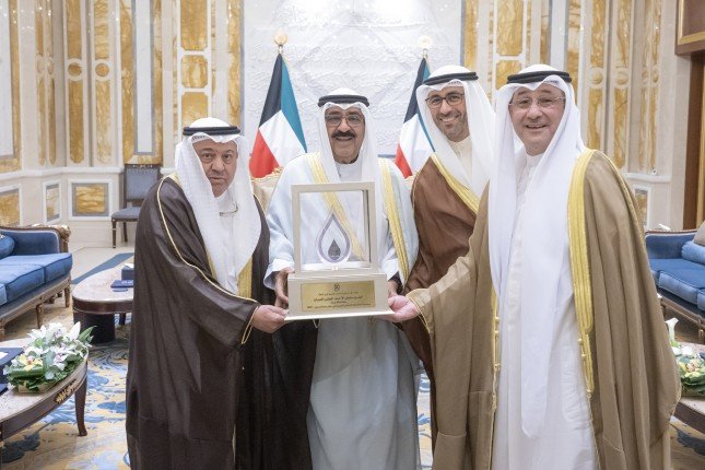أمير الكويت يستقبل وزير النفط ونائب رئيس مجلس الإدارة الرئيس التنفيذي لـ"مؤسسة البترول" والرئيس التنفيذي لـ"نفط الكويت" أمير الكويت يستقبل وزير النفط ونائب رئيس مجلس الإدارة الرئيس التنفيذي لـ"مؤسسة البترول" والرئيس التنفيذي لـ"نفط الكويت"