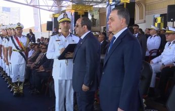 الرئيس السيسي يمنح أوائل الخريجين من أكاديمية الشرطة أنواط الامتياز