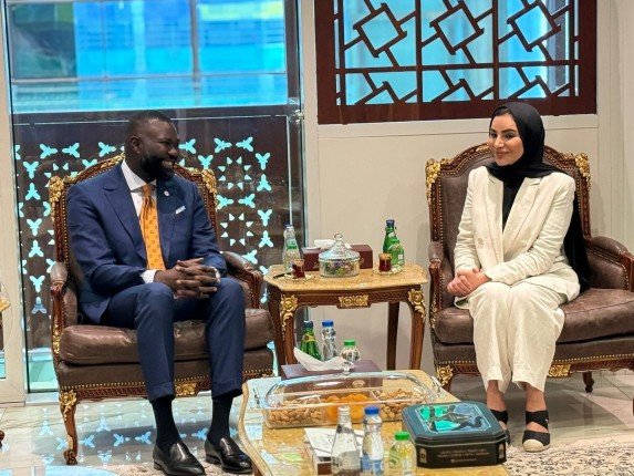 وزير الشؤون الاجتماعية الكويتية تبحث مع رئيس بعثة "الصليب الأحمر" الإقليمية تعزيز التعاون بمجال العمل الإنساني وزير الشؤون الاجتماعية الكويتية تبحث مع رئيس بعثة "الصليب الأحمر" الإقليمية تعزيز التعاون بمجال العمل الإنساني