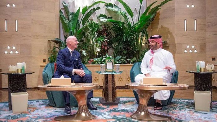 ولي العهد السعودي و رئيس "فيفا" يبحثان فرص تطوير التعاون الرياضي ولي العهد السعودي و رئيس "فيفا" يبحثان فرص تطوير التعاون الرياضي