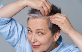 دراسة يابانية تكشف العلاقة المفاجئة بين شيب الشعر والوقاية من السرطان