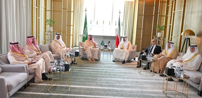 وزير الإعلام الكويتي يبحث مع وزير الثقافة السعودي أوجه التعاون الثقافي المشترك وزير الإعلام الكويتي يبحث مع وزير الثقافة السعودي أوجه التعاون الثقافي المشترك