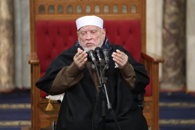 مصر.. وصول جثمان الدكتور أحمد عمر هاشم إلى الجامع الأزهر مصر.. وصول جثمان الدكتور أحمد عمر هاشم إلى الجامع الأزهر
