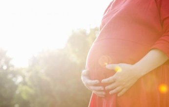 دراسات تحذر: موجات الحر الشديد تهدد صحة الحوامل وأجنّتهن