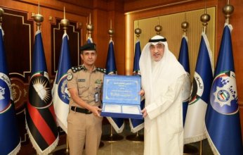 وزير الداخلية الكويتي يتسلم النسخة الرابعة من قانون المرور ولائحته التنفيذية لعام 2025