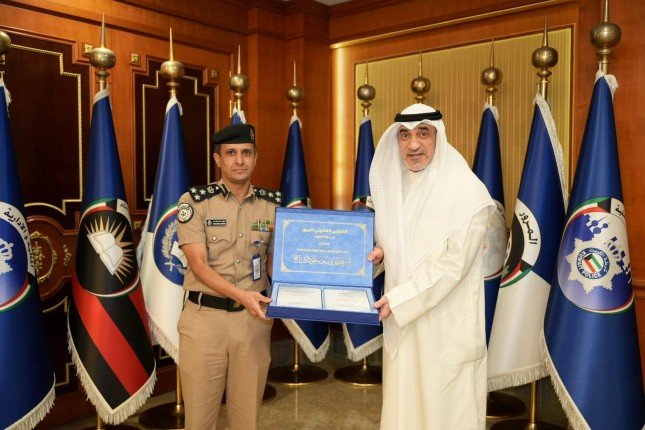 وزير الداخلية الكويتي يتسلم النسخة الرابعة من قانون المرور ولائحته التنفيذية لعام 2025 وزير الداخلية الكويتي يتسلم النسخة الرابعة من قانون المرور ولائحته التنفيذية لعام 2025