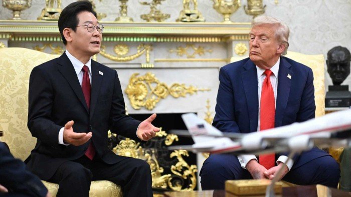 كوريا الجنوبية تستقبل ترامب بتاج ذهبى وحلوى صانع السلام وكركديه كوريا الجنوبية تستقبل ترامب بتاج ذهبى وحلوى صانع السلام وكركديه