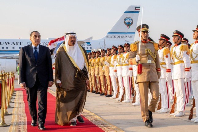 رئيس الوزراء الكويتي يصل مصر لحضور حفل افتتاح المتحف المصري الكبير رئيس الوزراء الكويتي يصل مصر لحضور حفل افتتاح المتحف المصري الكبير