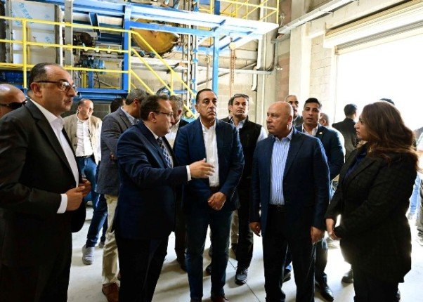رئيس الوزراء المصري يفتتح مصنع "سيناي للمستلزمات الطبية" لتوطين صناعة القفازات رئيس الوزراء المصري يفتتح مصنع "سيناي للمستلزمات الطبية" لتوطين صناعة القفازات