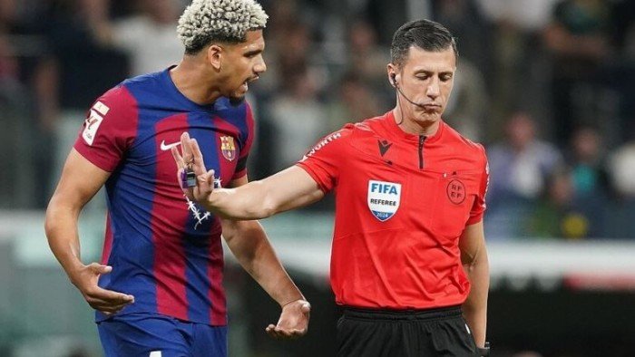 رسميا.. الكشف عن حكم مباراة "الكلاسيكو" بين ريال مدريد وبرشلونة رسميا.. الكشف عن حكم مباراة "الكلاسيكو" بين ريال مدريد وبرشلونة