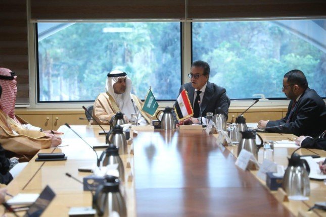 وزير الصحة المصري يبحث مع نظيره السعودي تعزيز التعاون الصحي المشترك وتوطين الصناعات الدوائية وزير الصحة المصري يبحث مع نظيره السعودي تعزيز التعاون الصحي المشترك وتوطين الصناعات الدوائية