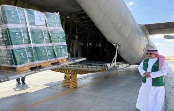 طائرة سعودية تصل مطار العريش تحمل مساعدات إنسانية متنوعة لأهالي غزة