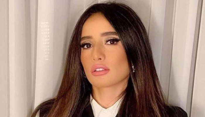 زينة تتعرض لإصابة خطيرة أثناء تصوير «ورد وشيكولاتة».. ما القصة؟ زينة تتعرض لإصابة خطيرة أثناء تصوير «ورد وشيكولاتة».. ما القصة؟