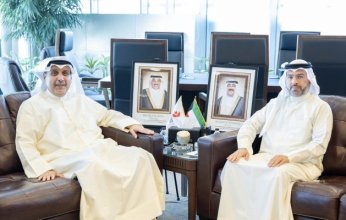 وزير شؤون الديوان الأميري يقوم بزيارة رئيس الهيئة العامة للطيران المدني