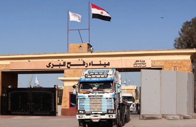 مصر ترسل قافلة جديدة من المساعدات إلى قطاع غزة بعد اتفاق وقف إطلاق النار مصر ترسل قافلة جديدة من المساعدات إلى قطاع غزة بعد اتفاق وقف إطلاق النار