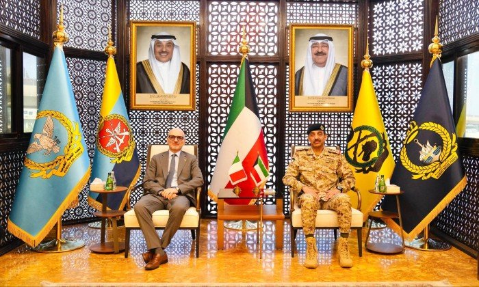 رئيس الأركان العامة للجيش الكويتي يبحث مع السفير الإيطالي أوجه التعاون المشترك رئيس الأركان العامة للجيش الكويتي يبحث مع السفير الإيطالي أوجه التعاون المشترك