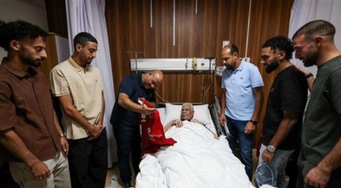 لاعبو النادي الأهلي يزورون حسن شحاتة للاطمئنان على صحته لاعبو النادي الأهلي يزورون حسن شحاتة للاطمئنان على صحته