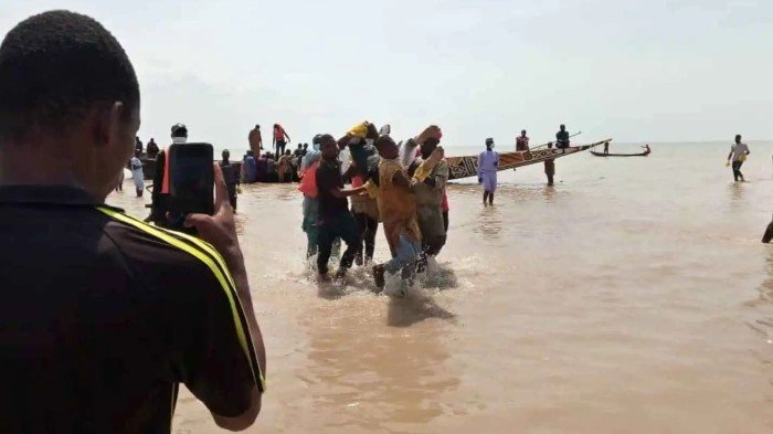نهر النيجر يبتلع 26 شخصا فى غرق قارب وسط نيجيريا نهر النيجر يبتلع 26 شخصا فى غرق قارب وسط نيجيريا