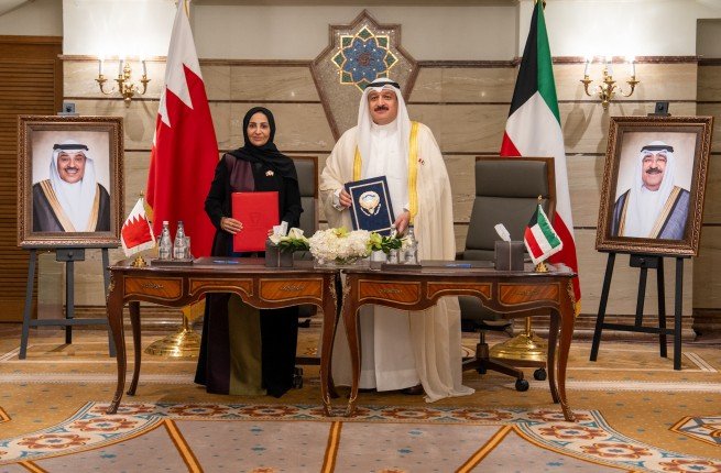دولة الكويت ومملكة البحرين توقعان مذكرة تفاهم لتعزيز التعاون الثنائي في المجال الصحي دولة الكويت ومملكة البحرين توقعان مذكرة تفاهم لتعزيز التعاون الثنائي في المجال الصحي