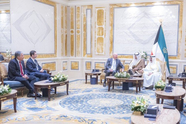 أمير الكويت يستقبل الرئيس التنفيذي لشركة جولدمان ساكس أمير الكويت يستقبل الرئيس التنفيذي لشركة جولدمان ساكس