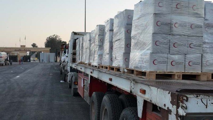 الهلال الأحمر المصري: 240 ألف سلة غذائية عبر قافلة «زاد العزة» الـ55 إلى غزة الهلال الأحمر المصري: 240 ألف سلة غذائية عبر قافلة «زاد العزة» الـ55 إلى غزة